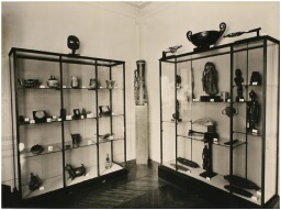 Photographies d'expositions d'art primitif: villa Guibert (1933) et vente Miré (1931)